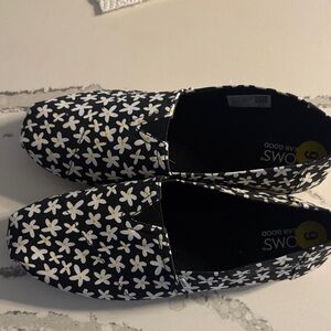 TOMS Black and White Daisy Slip-Ons